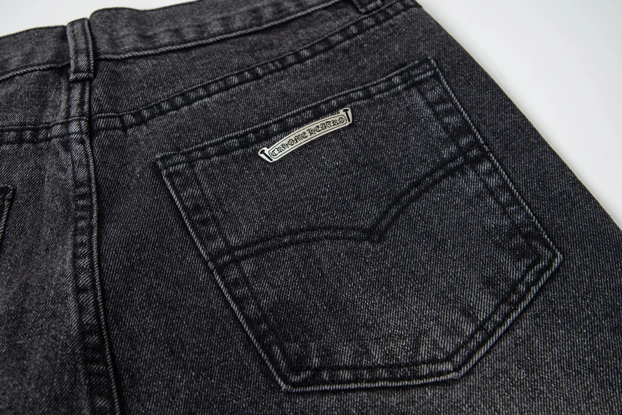 P270 top version) Chrome Hearts Chrome Hearts Jeans Purple Matty Boy Sex Records Rivet Style Work Jeans CH Jeans need to be washed and disassembled and then hand-stitched with sheepskin cross leather and then spliced ​​together. The whole piece has too much craftsmanship to explain. The cabinet price is 32W+ level, patchwork cross flower embellishment, high-waisted washed jeans! ! Absolutely high-end luxury products, 8W+ level god-level items, super popular products, made with top heavy industry, a magic weapon that cannot be missed. About Kroxin This is an extremely luxurious fashion brand, which can also be called the nobles of the high street. It has always been an exclusive brand for some hipsters or rich second generation. Compared with ordinary high streets, it is more luxurious and noble. Compared with luxury brands, it has a more fashionable personality and has always been a brand that I have a special liking for. Size: 28-30-32-34-36 (corresponds to S-M-L-XL-XXL)